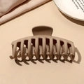 Close-up of a large matte hair claw clip in elegant khaki brown for elegant hairstyling - Milk Coffee Matte-Keel