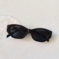 Retro Katzenaugen-Sonnenbrille mit schwarzem Rahmen und dunklen Gläsern auf Weiß - Schwarz