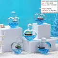 Détail macro de presse-papiers liquides en forme de cœur avec navires miniatures et océan - Petit bateau bouteille cœur / Styles Aléatoires