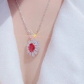 Zilveren ketting met rode ovale toermalijn hanger en fonkelende diamantkrans - Alleen hanger (geen ketting) / Robijnrood
