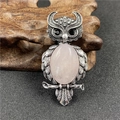 Spilla civetta retrò in argento con grande gemma di cristallo rosa e piume dettagliate - Quarzo rosa