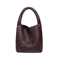 Bolso burdeos tejido a mano con patrón Intrecciato y detalle de anillo dorado - Púrpura Uva
