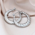 Boucles d'oreilles créoles en acier titane argenté avec motif de feuille en relief - Motif de feuilles / Argenté