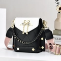 Elegante borsa a tracolla bianca e nera con ciondolo di perla e tracolla larga rosa - Nero