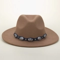 Cappello fedora marrone in lana con fascia in pelle nera e borchie argentate in stile punk - Cachi