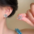 Détail de boucles d'oreilles fleurs bleues transparentes avec perles dorées - Style de fleur en résine transparente bleue (Tige en Argent - Bleu)