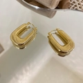 Vue détaillée des créoles dorées en U avec texture nervurée verticale et fermoir à levier - Boucle d'oreille côtelée en forme de U / Doré