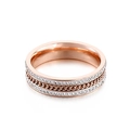 Elegante anillo de titanio oro rosa con tres filas de cristales y textura de cadena - US 6 / Oro rosa