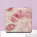 Detalle de un espejo de maquillaje cuadrado de cuero PU con estampado de labios y bisagra - Beige Impresión de Labios Rojos (XYHH01222)