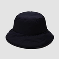 Detalle de sombrero de pescador de nailon acolchado con grueso aislamiento de invierno - M (56-58cm) / Negro