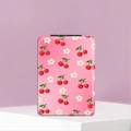 Detalle de espejo de maquillaje plegable portátil con diseño de cerezas rosas y flores - Estilo de Flor Pequeña Cereza Rosa (YYDS01021)