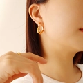 Eleganti orecchini a cuore placcati oro 18k con perla indossati da una modella - Oro