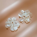 Boucles d'oreilles fleurs en acrylique blanc nacré sur fond de soie rose - Puce d'oreille fleur blanc nacré (tige en argent)