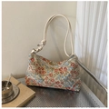 Detail der Vintage Hobo-Bag mit Jacquard-Blumenmuster und verknotetem Lederriemen - Rot