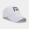 Dettaglio del ricamo nero Dog Dad e zampa su un cappellino in cotone bianco - Regolabile / Bianco