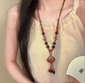 Gros plan d'un collier pendentif coquillage en céramique fait main avec perles cirées - Style 14-Café-Multicolore