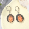 Orecchini a cerchio con riccio carino in arancione e grigio scuro e ganci in metallo argento - Orsetto Rosa