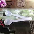 Set of two white 1g plastic measuring spoons with long handles for powder dosing - 1g (9.5*2.1*1.2cm) / White