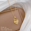 Detalle del colgante de corazón dorado con grabado Love You y cristales en caja - Colgante de Candado de Corazón y Llave Micro Pavé (E141)