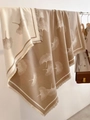 Detail eines beidseitigen Schals mit Ginkgoblatt-Muster, weichen Fransen und Textur - Khaki