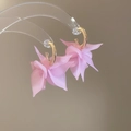 Nahaufnahme von rosa Acryl-Blütenblättern an goldenen C-förmigen Creolen für Damen - 30# Silber/Stahlnadel - Lila