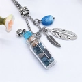 Collar con botella de vidrio, piedras azules, plumas plateadas y cadena trenzada - Apatita