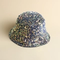 Chapeau bob élégant à paillettes pour femmes avec tissu scintillant coloré sur fond bleu - M (56-58cm) / Série Bleue