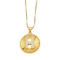 Collana dorata con pendente rotondo lettera H in zirconi e catena a maglia quadra - Lettera H