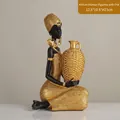 Statue de femme africaine avec pot en noir et or, dimensions 12,5x10,5x23cm - 8696 Femme africaine dorée tenant un pot