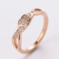 Detalle del anillo de infinito en oro rosa con diamantes en un engaste de corazón - Talla 6 / Oro rosa