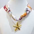 Gouden zeester hanger ketting met een kleurrijke bedrukte zijden sjaal ketting dames - Zeester Hanger Met Geometrische Print Sjaal (KN298824-SXSJ)