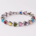 Macro-detail van de hartvormige veelkleurige zirkonia-armband in zilveren zetting - Hart Stijl