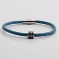 Détail d'un bracelet en cuir bleu orné d'une perle cylindrique sertie de zircons noirs - Bleu Ciel Profond (1)