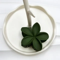 Molla per capelli a forma di fiore verde scuro sfumato su un vassoio bianco decorativo - 8cm / Verde Gomma