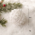 Pallina di Natale bianca glitterata da 8cm su neve con ramo di pino e bacche rosse - Palla con trama a rete bianca