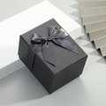 Caja de regalo negra cuadrada con lazo de cinta gris sobre cartón de textura elegante - 10*7.5*7cm / Negro