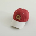 Detail der rot-weißen Baseballkappe mit 3D-Silikon-Capybara-Patch und Ziernähten am Schirm - Kinder 50-54CM / Burgunderrot