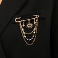 Goldene mehrlagige Kettenbrosche mit Evil Eye und Stern-Anhängern auf schwarzem Sakko - Gold Mit Perle Stern