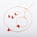 Gouden vlinder sieradenset met ketting, armband, ring en oorbellen in platliggende weergave - Rode 4-delige set