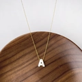Collar de acero de titanio dorado con colgante de letra A en nácar blanco natural - Letra A