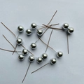 Makroaufnahme silberner Beerenkugeln mit Stielen für DIY Floristik und Dekoration - 15mm / Silber