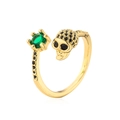 Dettaglio dell'anello teschio dorato con gemma verde quadrata e zirconi neri lucidi - Teschio con pietra verde quadrata(13116) / Oro - Zirconia verde