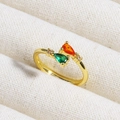 Macro detail of 18K gold ring featuring green and orange pear-cut cubic zirconia stones - Green and Orange Teardrop Stones Open Ring (款式20)