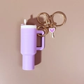Portachiavi a mini tazza viola in silicone con anello dorato e ciondolo a cuore - Viola