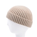 Gros plan du bonnet en maille côtelée beige avec texture épaisse et bord roulé - Taille unique / Blanc Cassé