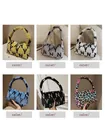 Bolso de hombro de fieltro con pompón y logo NY impreso en seis colores variados - Color Aleatorio 3
