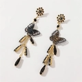 Detalle de pendientes dorados con mariposas de cristal negro y colgantes de gota - Pendientes de borla de mariposa / Negro/Dorado