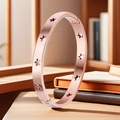 Elegante bracciale in acciaio al titanio oro rosa con ritagli a stella lucidi - Oro rosa