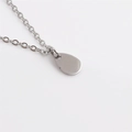Minimalistische silberne Edelstahl-Halskette mit Wassertropfen-Anhänger an O-Kette - O-Kette / Silber