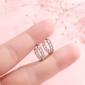 Pendientes de aro S925 de plata con cadena mostrados en la mano para ver tamaño - HL-29 Huggie de Cadena